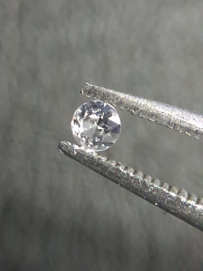 Natural White Sapphire - 0.038 ct -2 mm Round cut - heated - Africa - Natural Gems Belgium