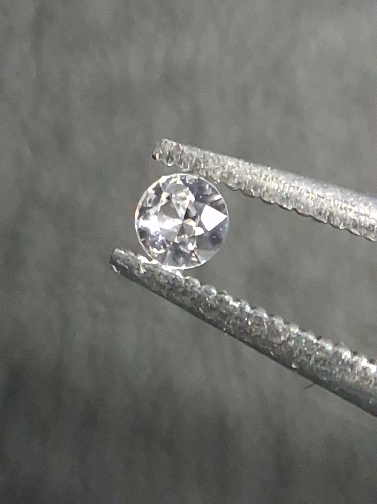 Natural White Sapphire - 0.038 ct -2 mm Round cut - heated - Africa - Natural Gems Belgium