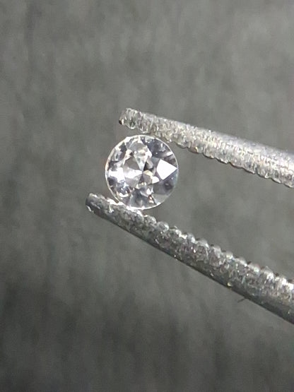 Natural White Sapphire - 0.038 ct -2 mm Round cut - heated - Africa - Natural Gems Belgium