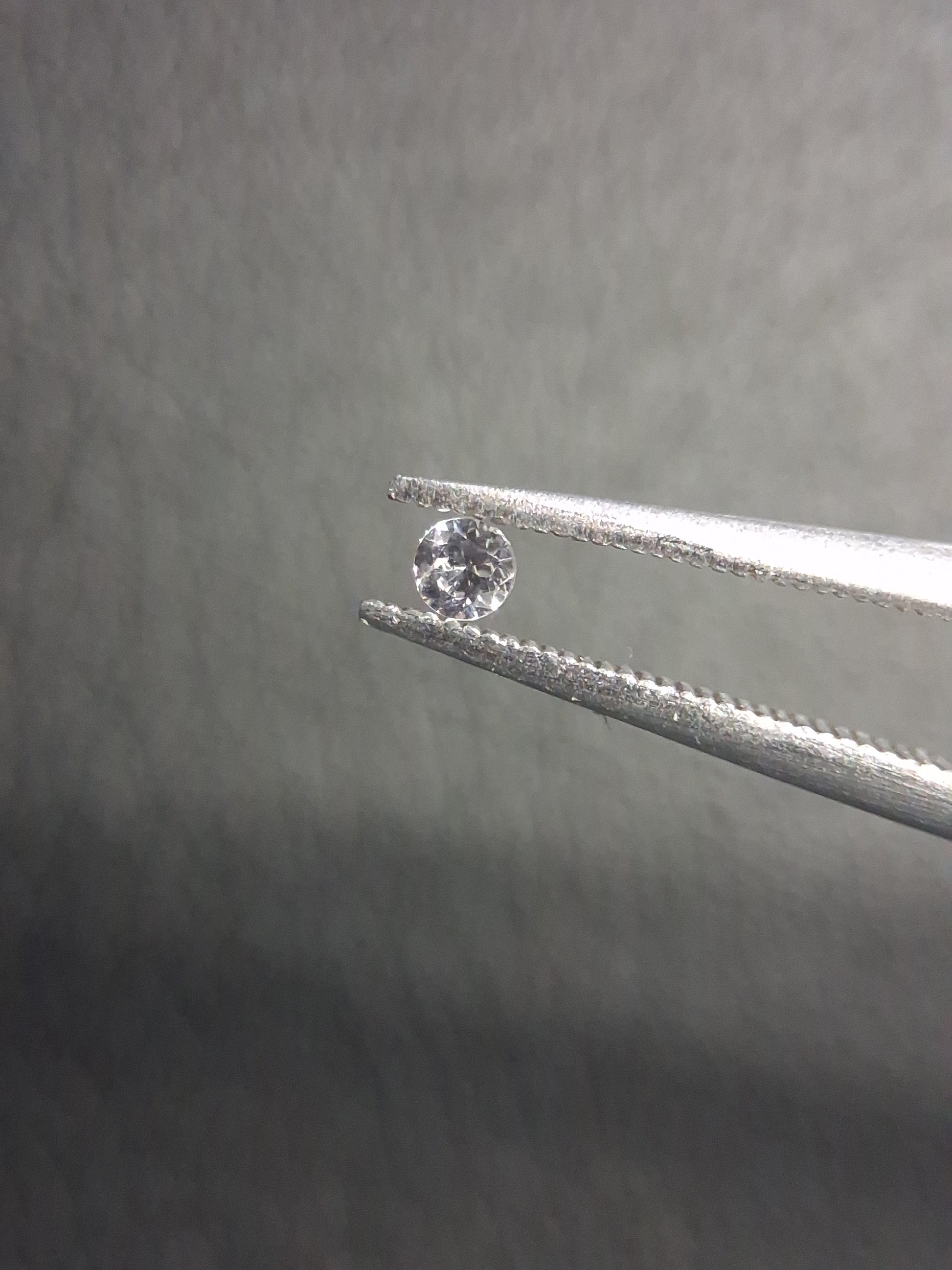 Natural White Sapphire - 0.048 ct -2 mm Round cut - heated - Africa - Natural Gems Belgium