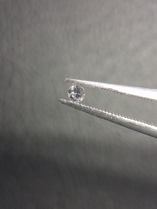 Natural White Sapphire - 0.048 ct -2 mm Round cut - heated - Africa - Natural Gems Belgium