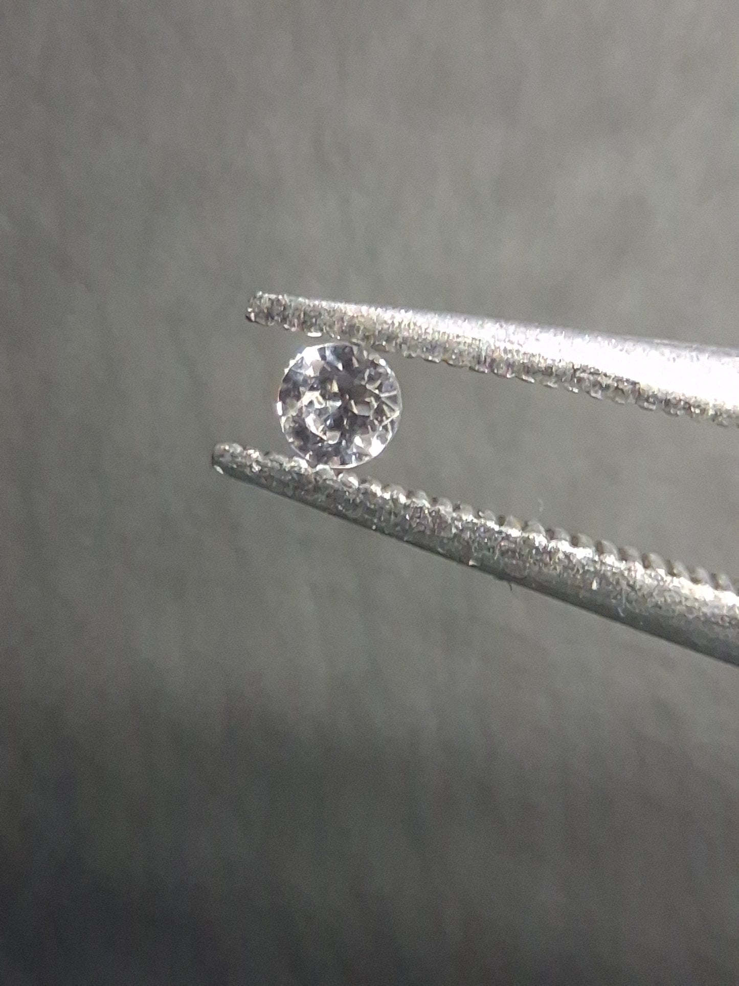 Natural White Sapphire - 0.048 ct -2 mm Round cut - heated - Africa - Natural Gems Belgium