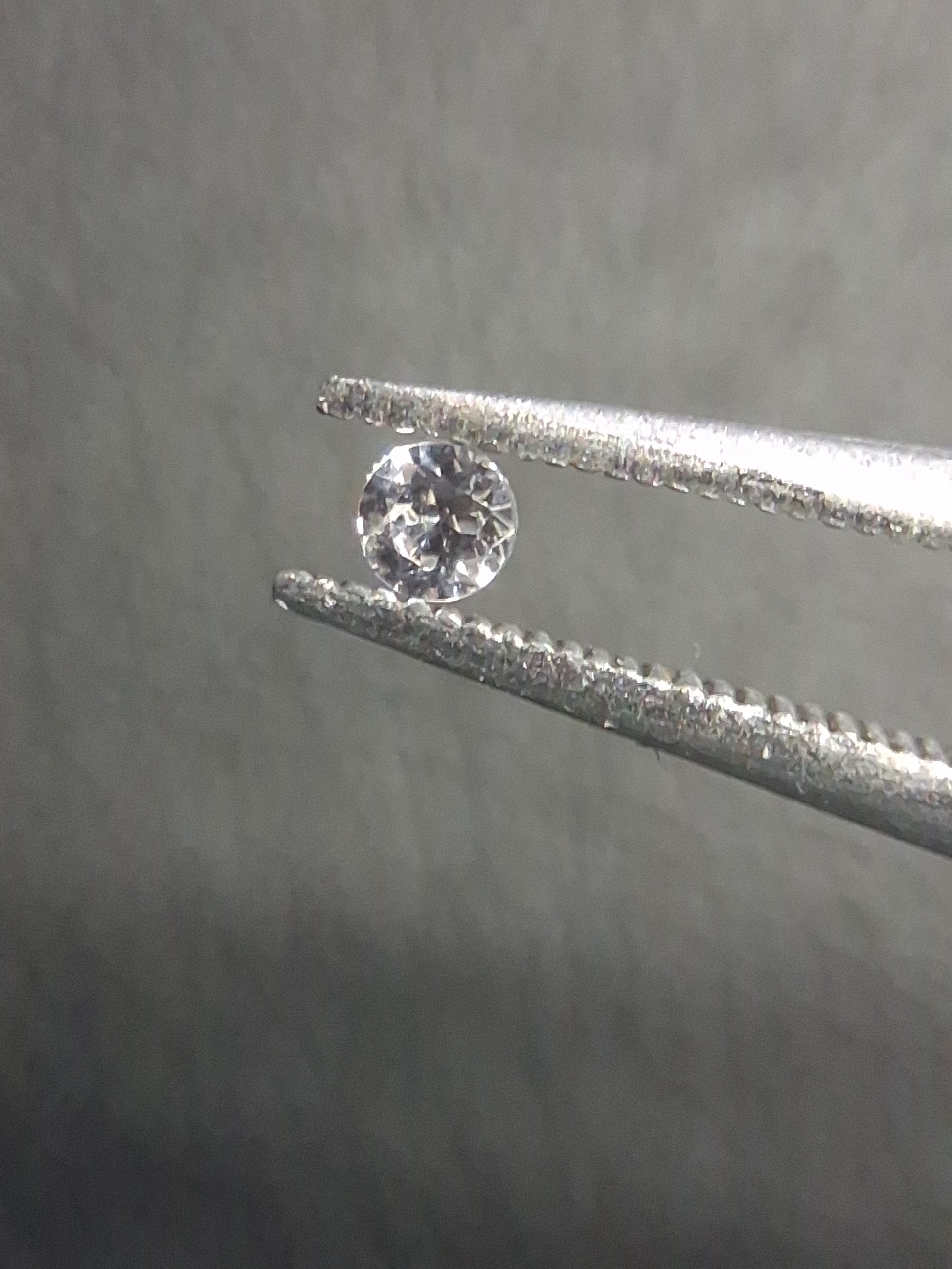 Natural White Sapphire - 0.048 ct -2 mm Round cut - heated - Africa - Natural Gems Belgium