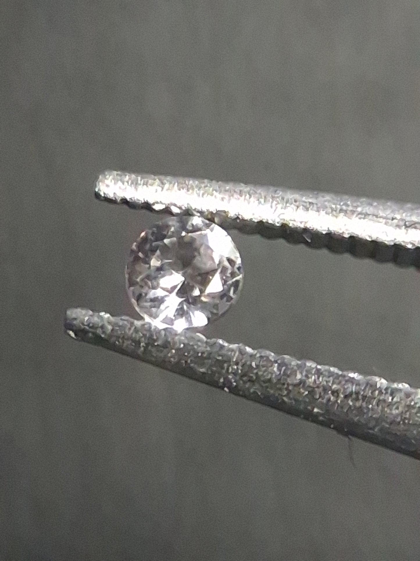 Natural White Sapphire - 0.048 ct -2 mm Round cut - heated - Africa - Natural Gems Belgium