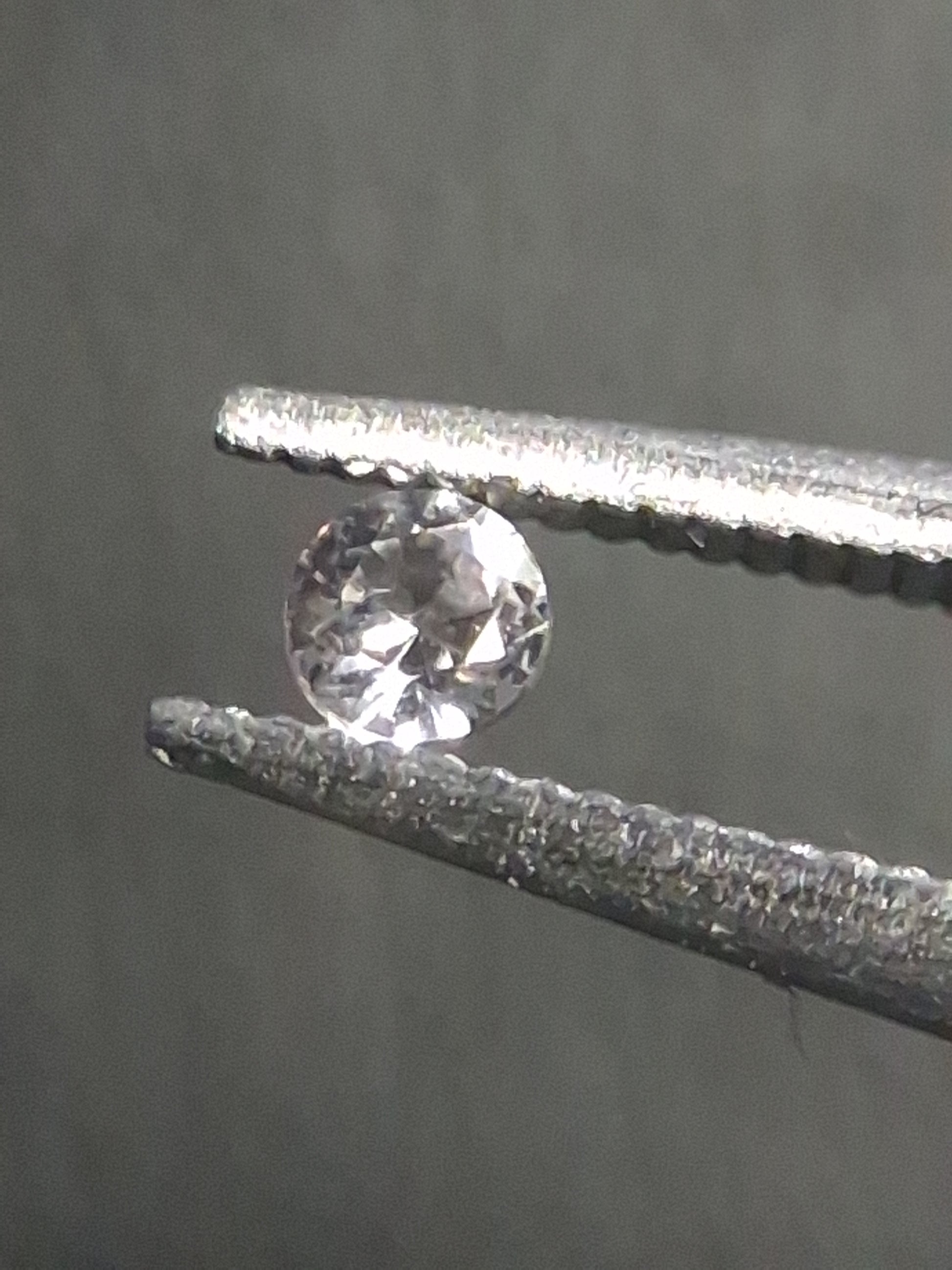 Natural White Sapphire - 0.048 ct -2 mm Round cut - heated - Africa - Natural Gems Belgium
