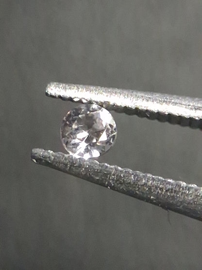 Natural White Sapphire - 0.048 ct -2 mm Round cut - heated - Africa - Natural Gems Belgium