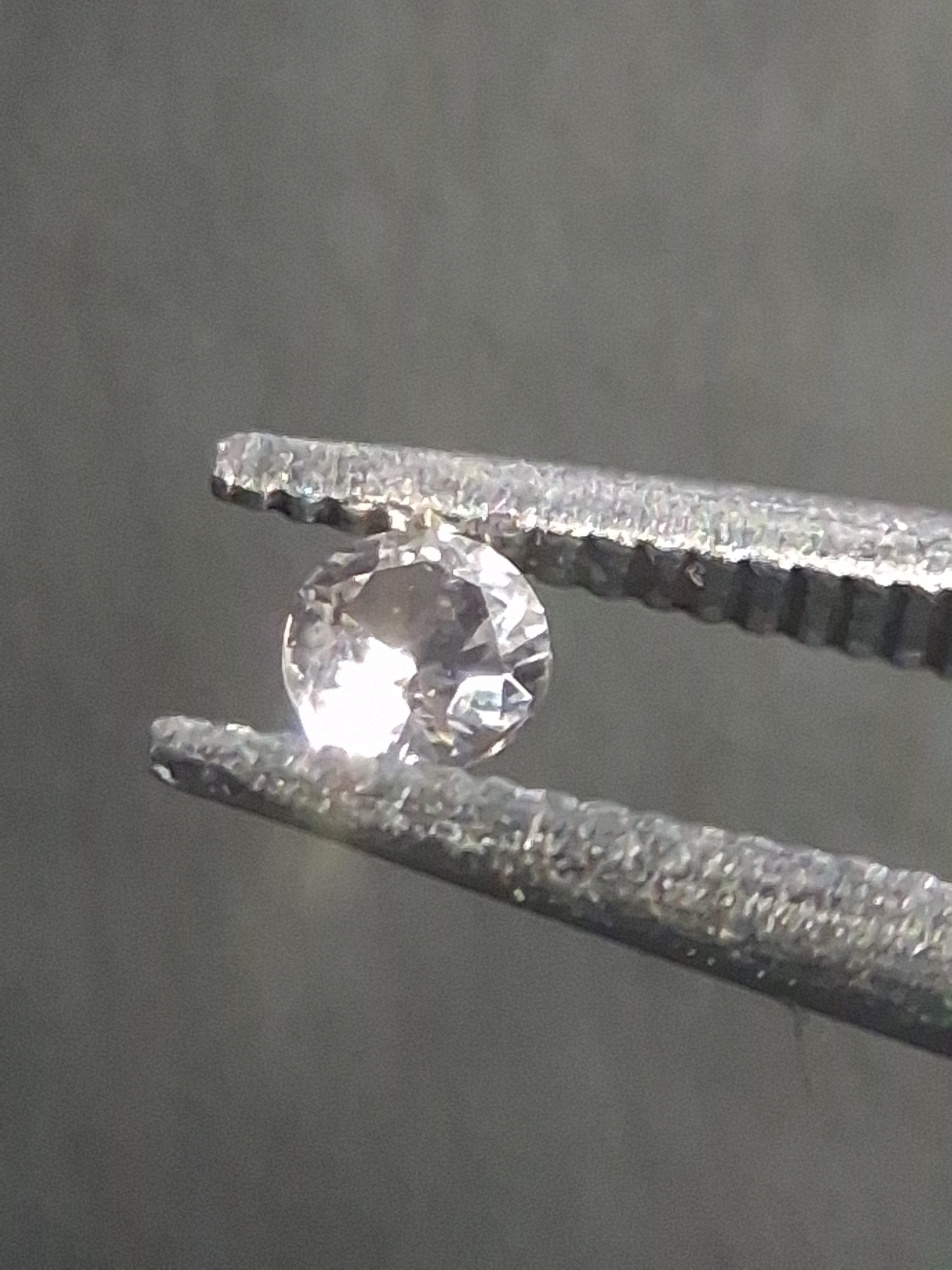 Natural White Sapphire - 0.048 ct -2 mm Round cut - heated - Africa - Natural Gems Belgium