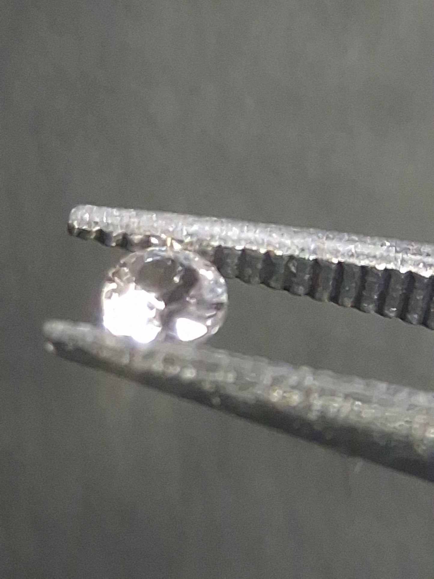 Natural White Sapphire - 0.048 ct -2 mm Round cut - heated - Africa - Natural Gems Belgium