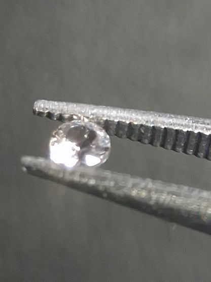 Natural White Sapphire - 0.048 ct -2 mm Round cut - heated - Africa - Natural Gems Belgium