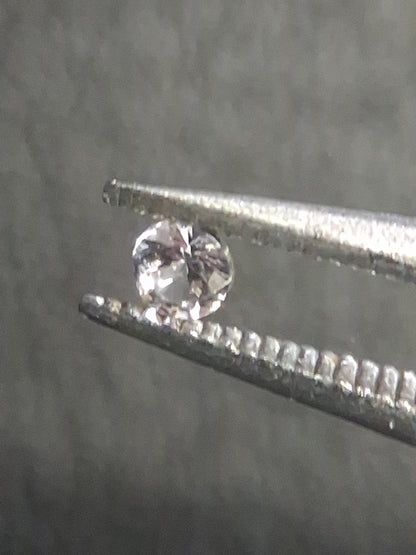 Natural White Sapphire - 0.048 ct -2 mm Round cut - heated - Africa - Natural Gems Belgium