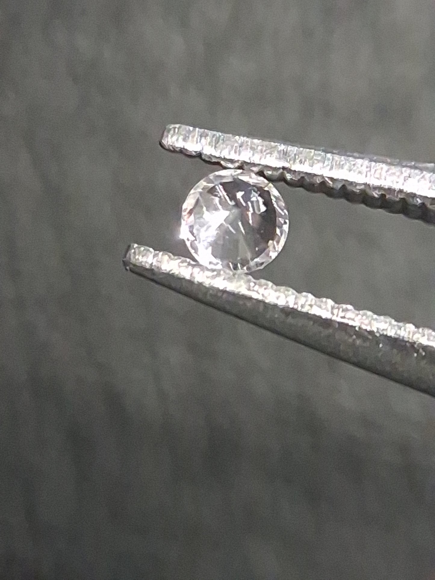 Natural White Sapphire - 0.048 ct -2 mm Round cut - heated - Africa - Natural Gems Belgium