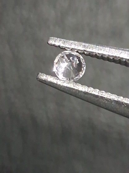 Natural White Sapphire - 0.048 ct -2 mm Round cut - heated - Africa - Natural Gems Belgium