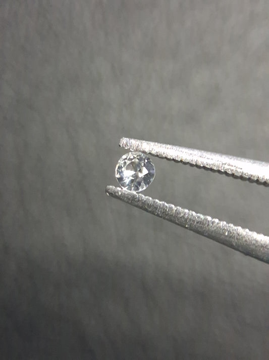 Natural White Sapphire - 0.046 ct -2 mm Round cut - heated - Africa - Natural Gems Belgium