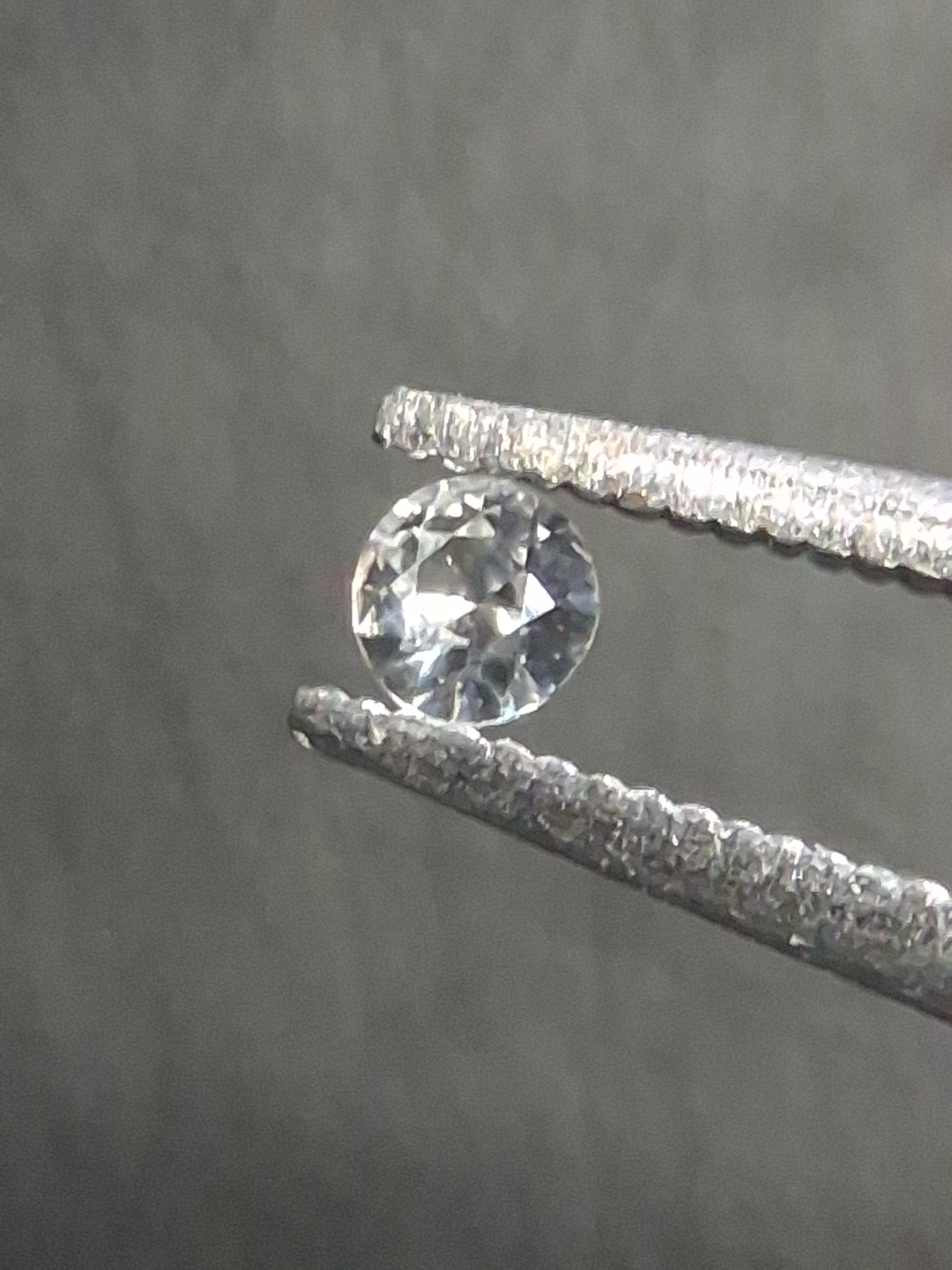Natural White Sapphire - 0.046 ct -2 mm Round cut - heated - Africa - Natural Gems Belgium