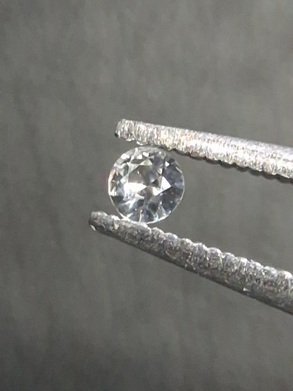 Natural White Sapphire - 0.046 ct -2 mm Round cut - heated - Africa - Natural Gems Belgium
