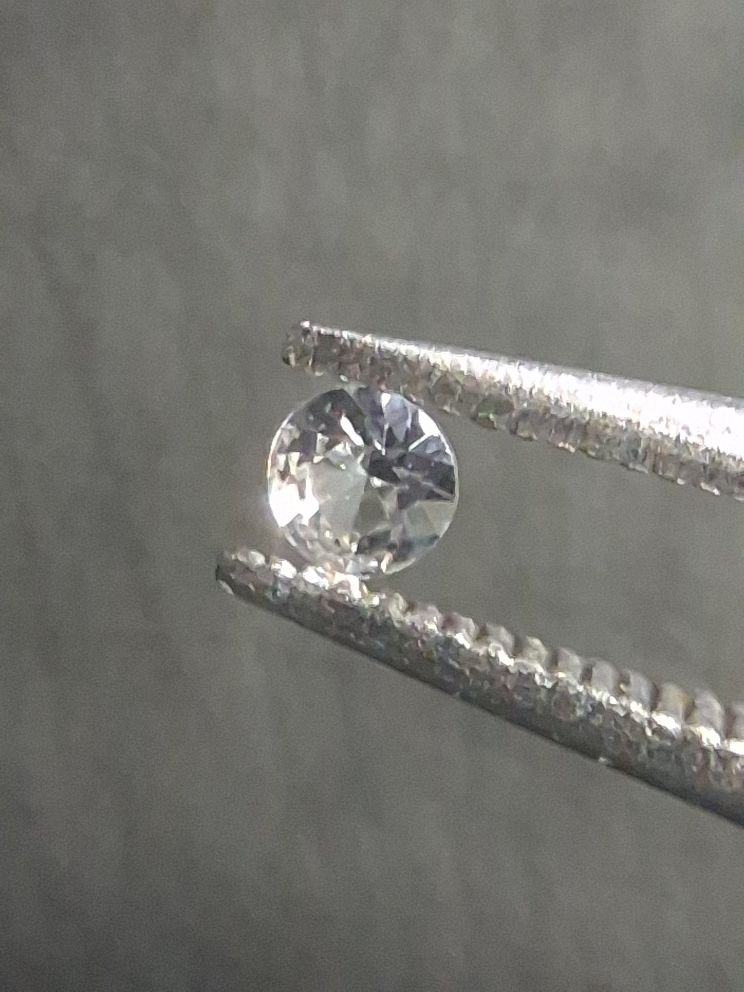 Natural White Sapphire - 0.046 ct -2 mm Round cut - heated - Africa - Natural Gems Belgium