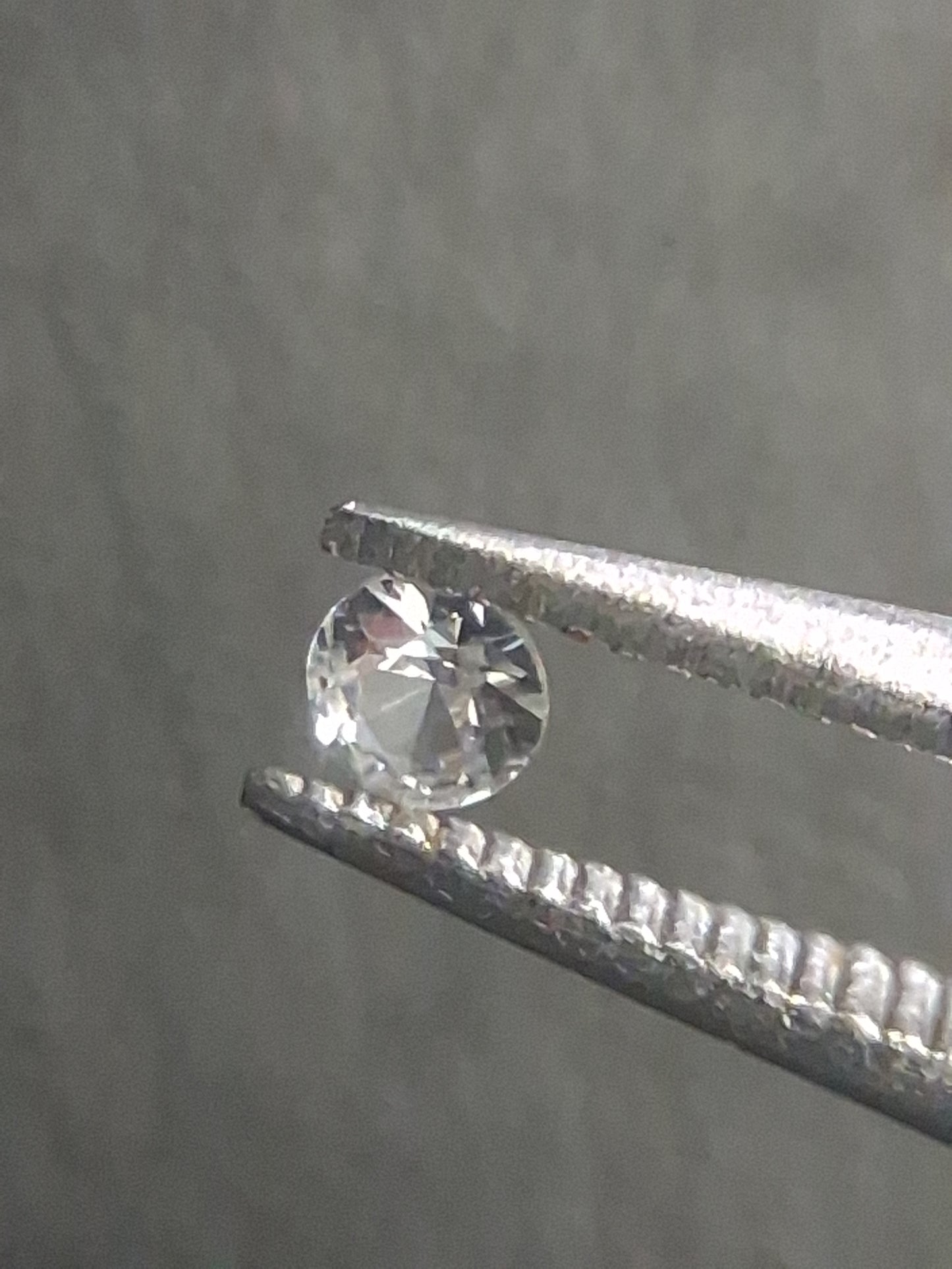 Natural White Sapphire - 0.046 ct -2 mm Round cut - heated - Africa - Natural Gems Belgium
