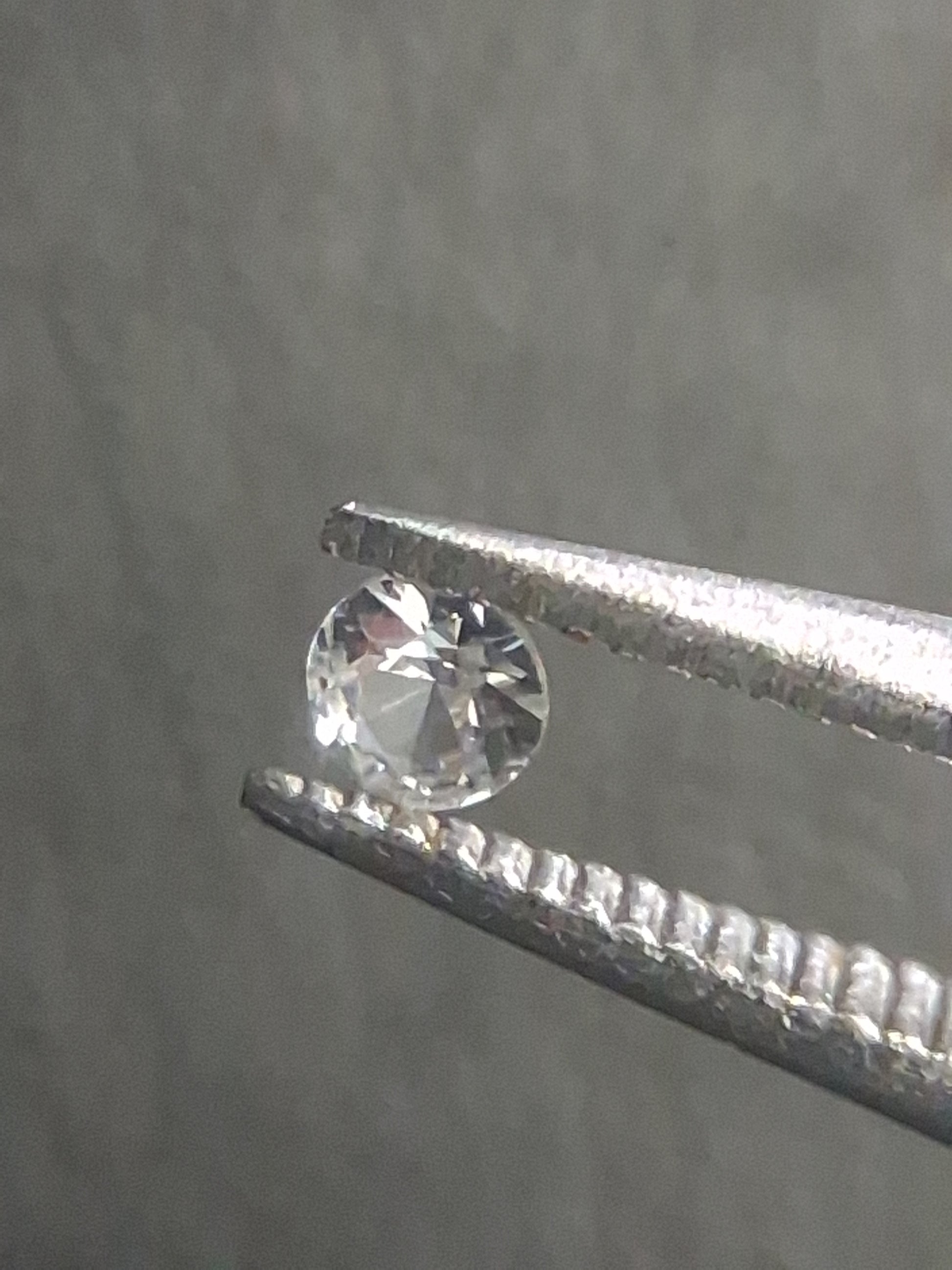 Natural White Sapphire - 0.046 ct -2 mm Round cut - heated - Africa - Natural Gems Belgium
