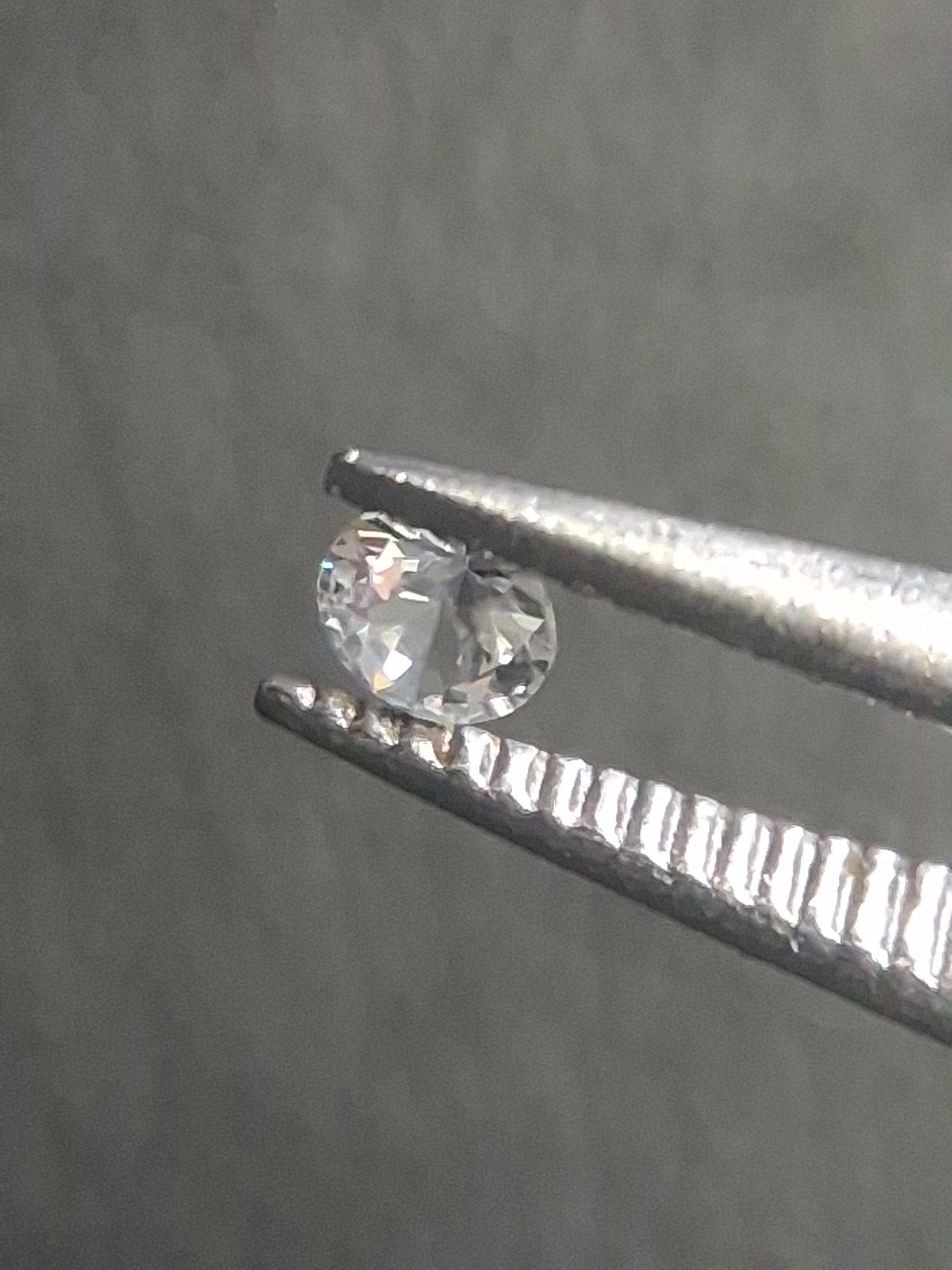 Natural White Sapphire - 0.046 ct -2 mm Round cut - heated - Africa - Natural Gems Belgium