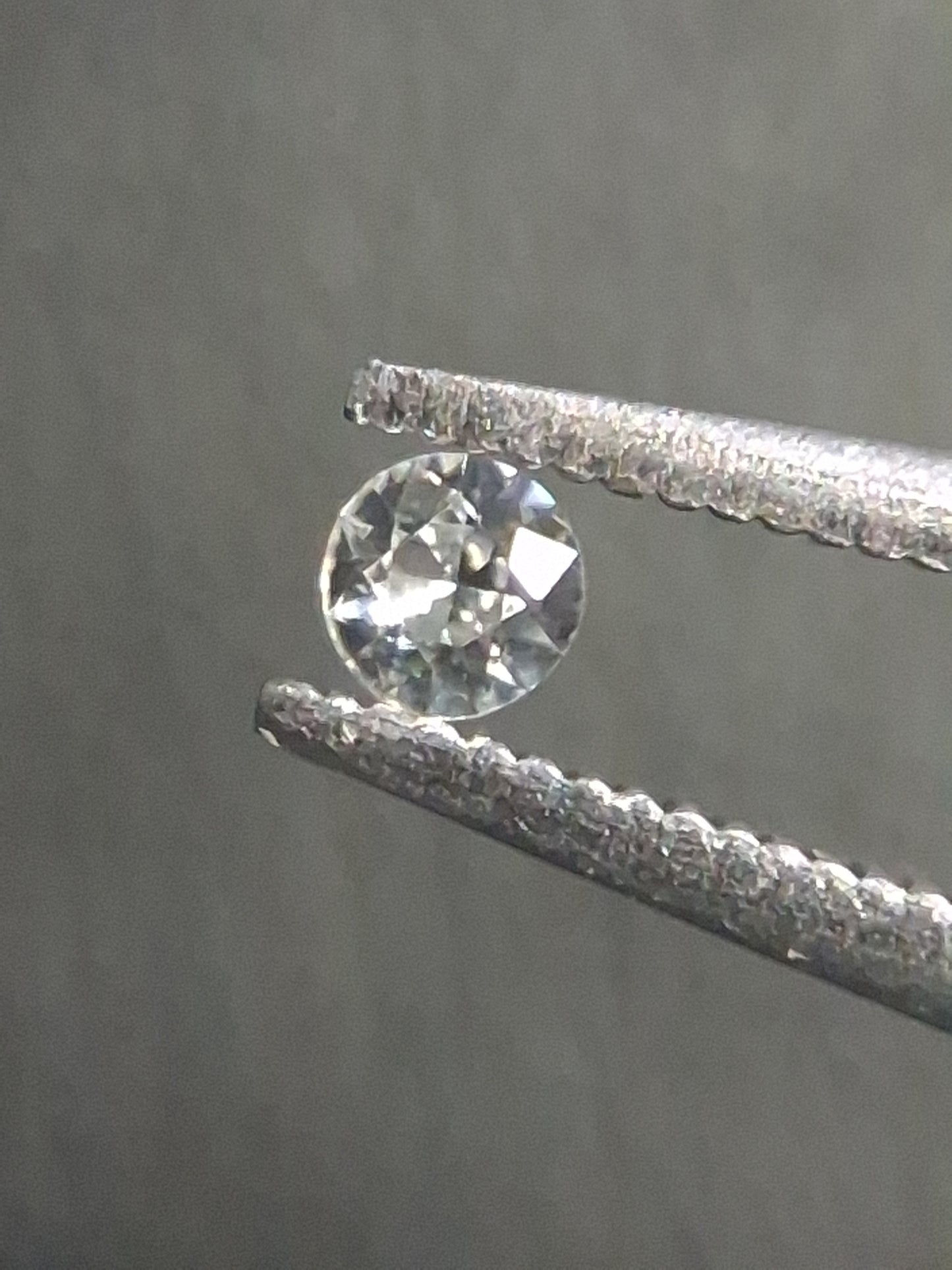 Natural White Sapphire - 0.046 ct -2 mm Round cut - heated - Africa - Natural Gems Belgium