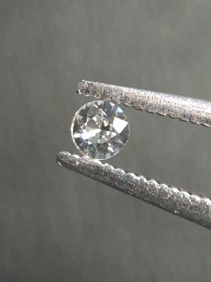 Natural White Sapphire - 0.046 ct -2 mm Round cut - heated - Africa - Natural Gems Belgium