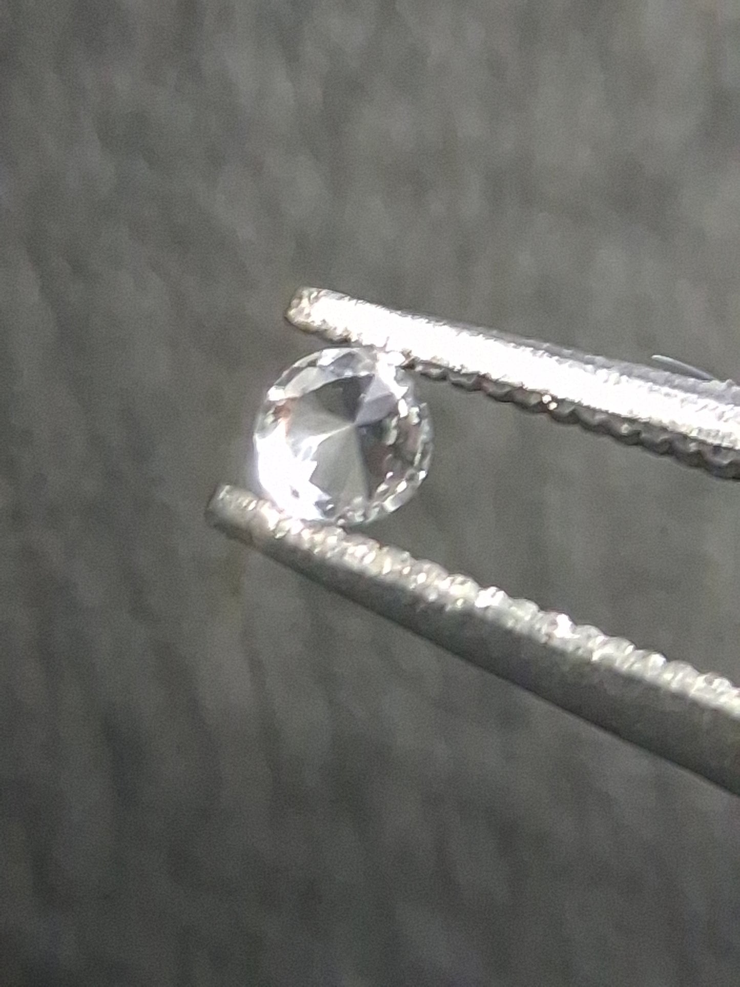 Natural White Sapphire - 0.046 ct -2 mm Round cut - heated - Africa - Natural Gems Belgium