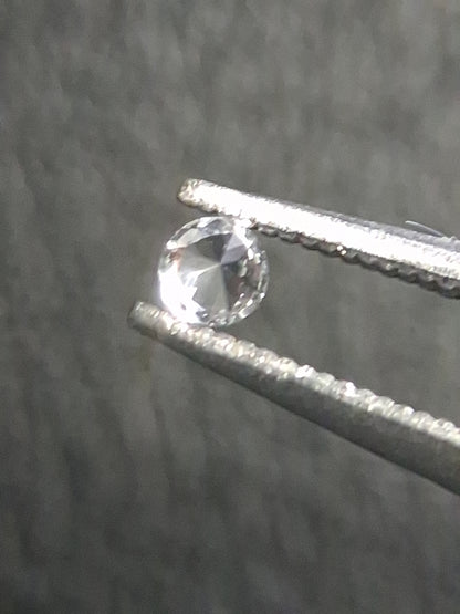Natural White Sapphire - 0.046 ct -2 mm Round cut - heated - Africa - Natural Gems Belgium