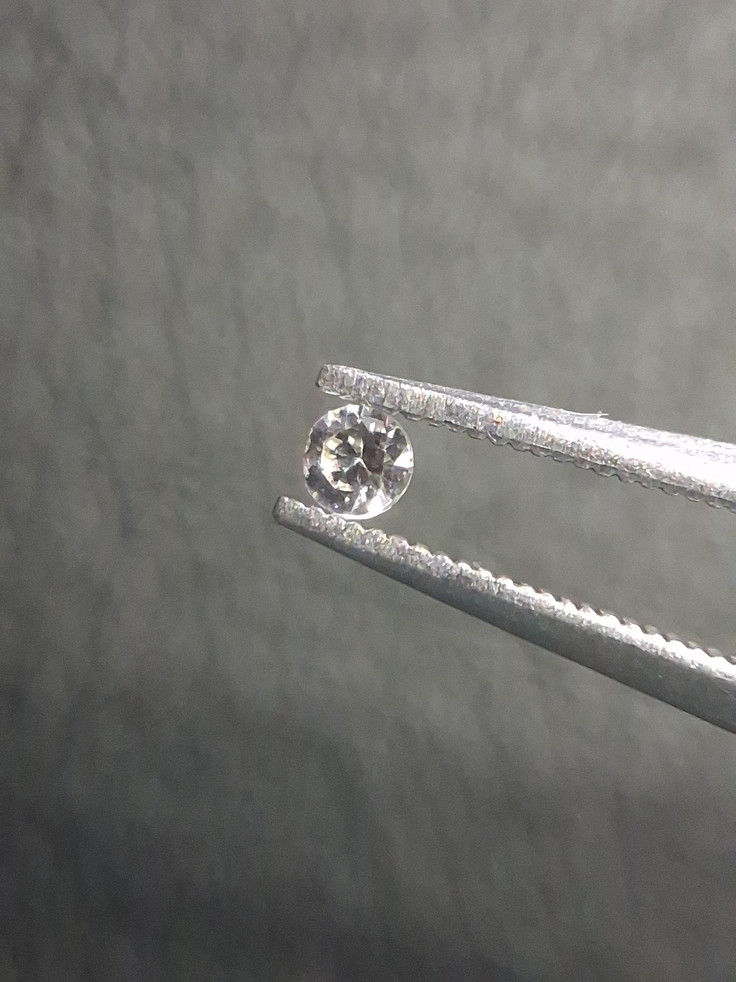 Natural White Sapphire - 0.047 ct -2 mm Round cut - heated - Africa - Natural Gems Belgium