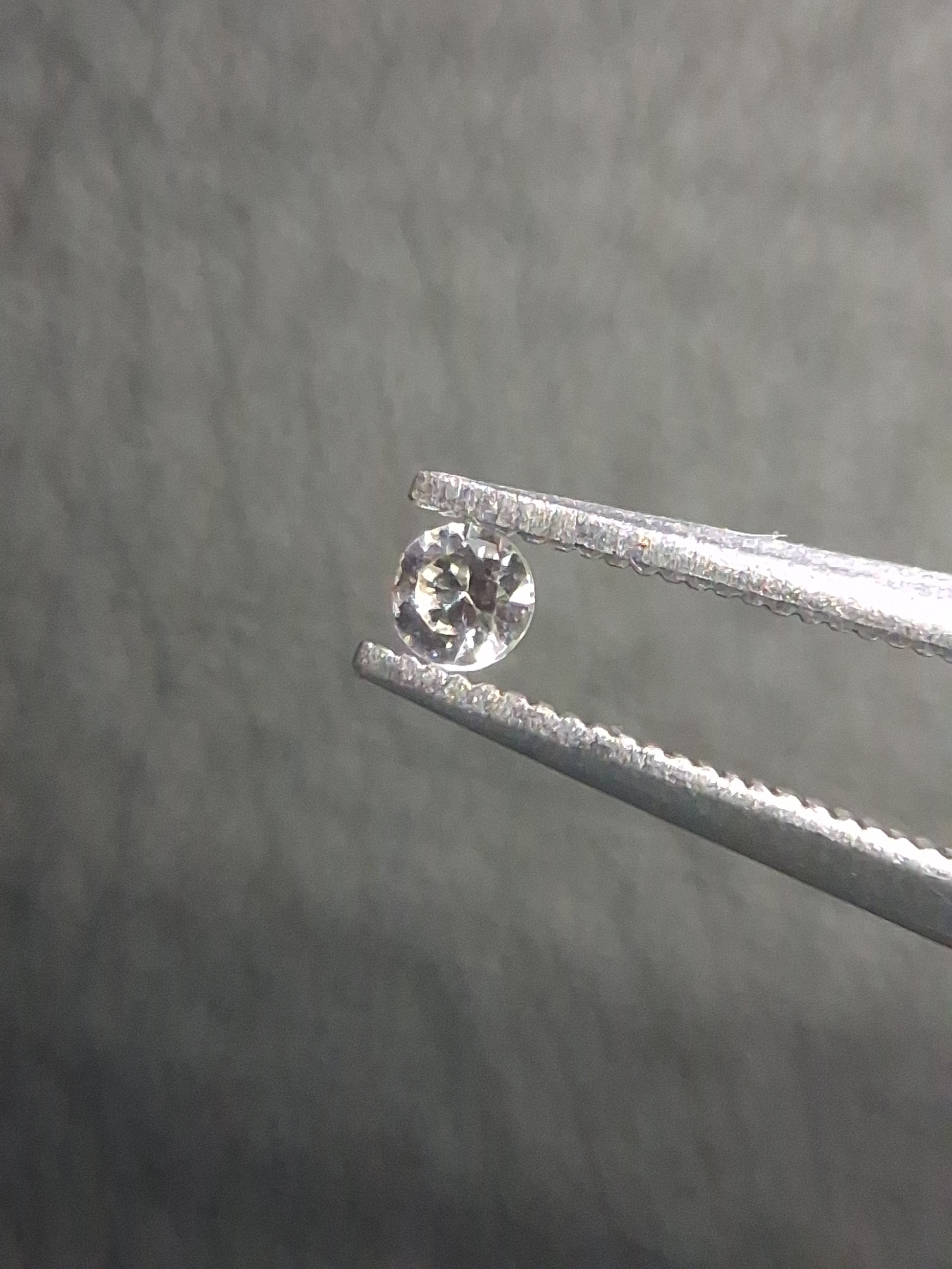 Natural White Sapphire - 0.047 ct -2 mm Round cut - heated - Africa - Natural Gems Belgium