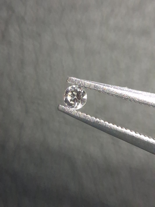 Natural White Sapphire - 0.047 ct -2 mm Round cut - heated - Africa - Natural Gems Belgium