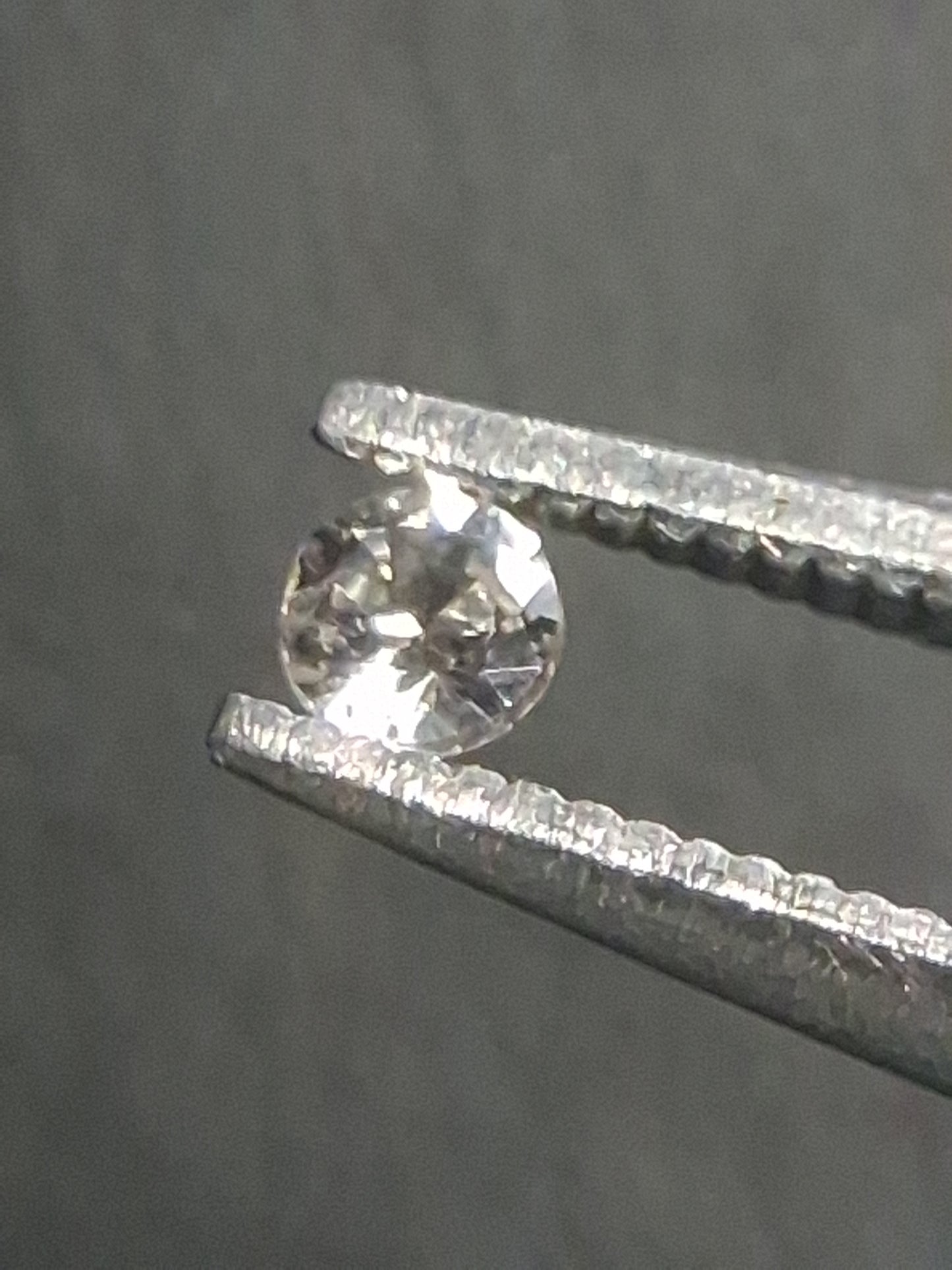 Natural White Sapphire - 0.047 ct -2 mm Round cut - heated - Africa - Natural Gems Belgium