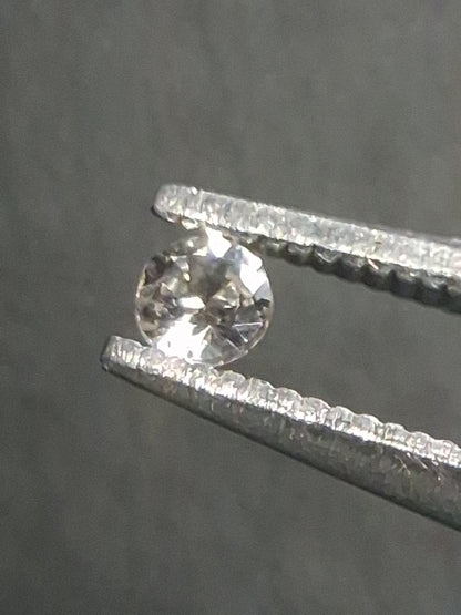 Natural White Sapphire - 0.047 ct -2 mm Round cut - heated - Africa - Natural Gems Belgium