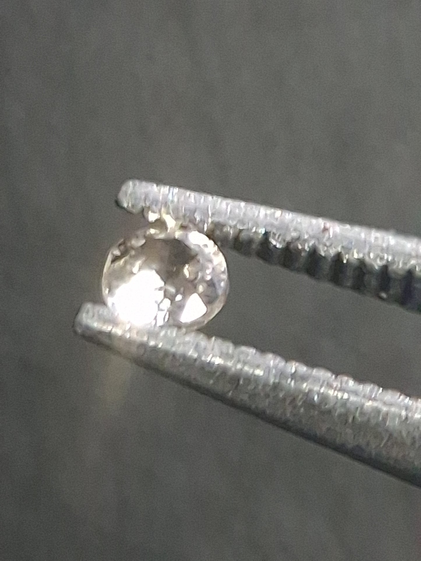 Natural White Sapphire - 0.047 ct -2 mm Round cut - heated - Africa - Natural Gems Belgium