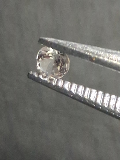 Natural White Sapphire - 0.047 ct -2 mm Round cut - heated - Africa - Natural Gems Belgium