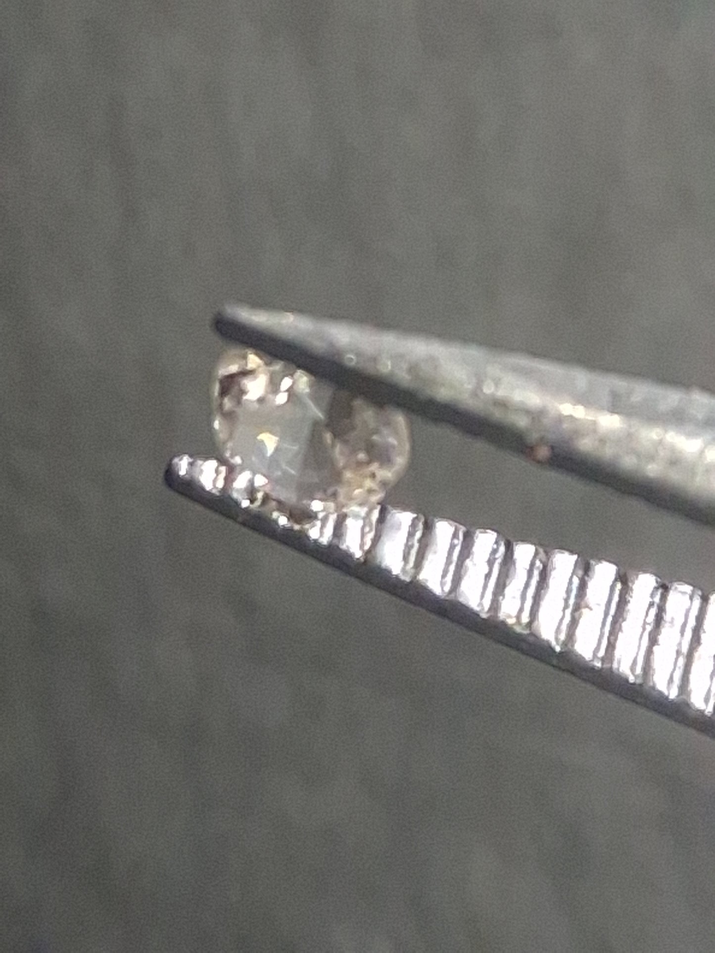 Natural White Sapphire - 0.047 ct -2 mm Round cut - heated - Africa - Natural Gems Belgium