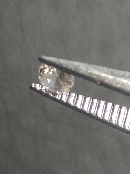 Natural White Sapphire - 0.047 ct -2 mm Round cut - heated - Africa - Natural Gems Belgium