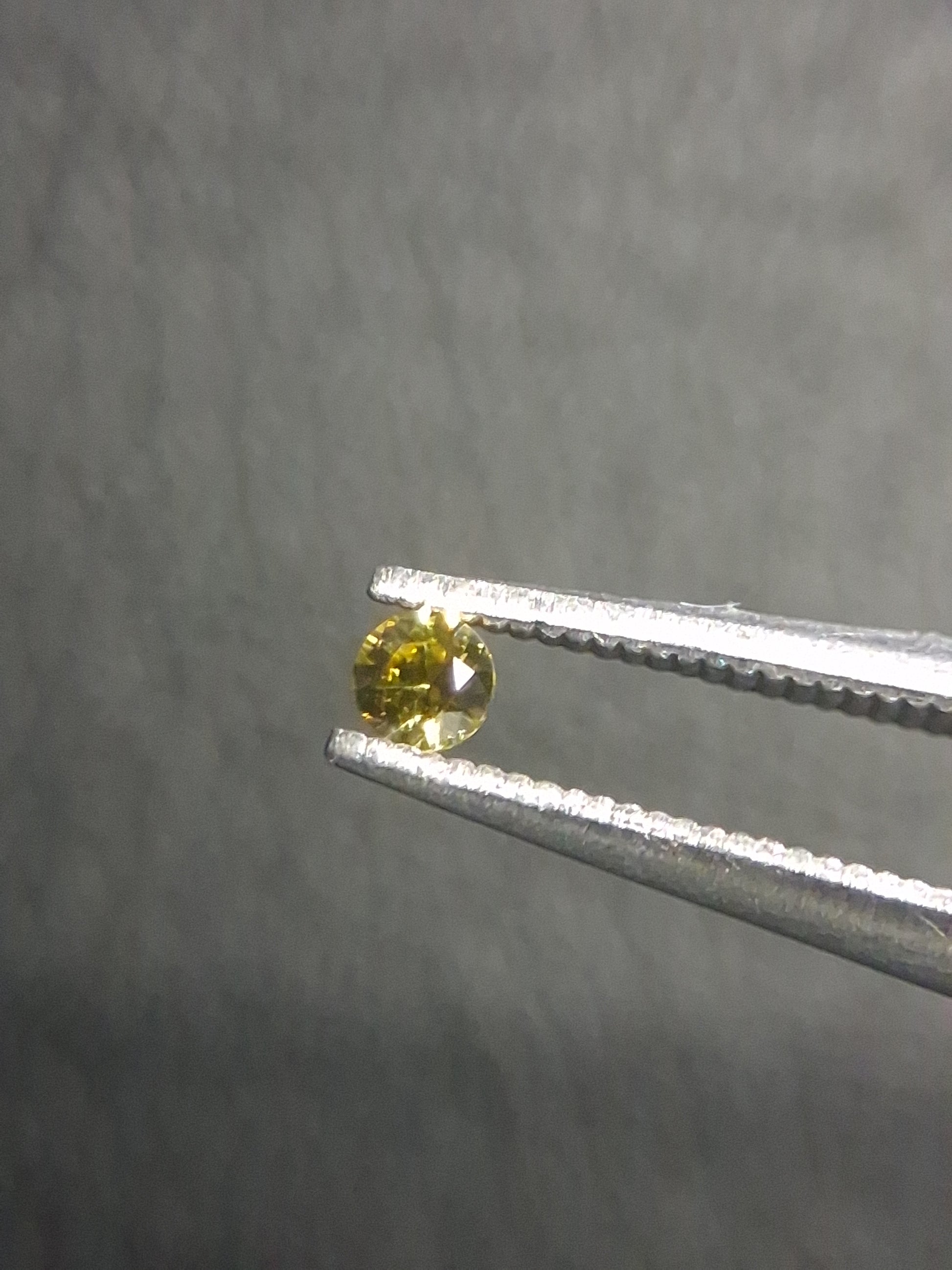 Natural Yellow Sapphire - 0.040 ct -2 mm Round cut - heated - Africa - Natural Gems Belgium