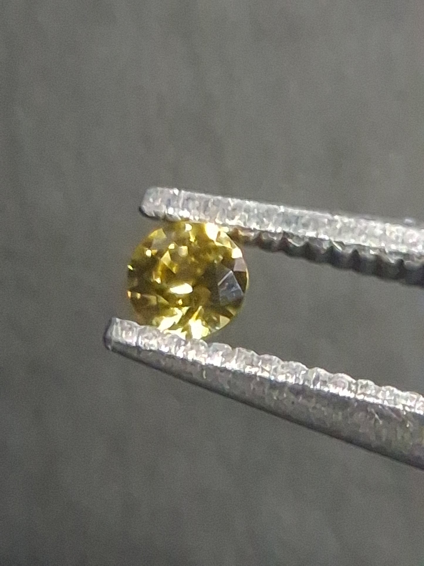 Natural Yellow Sapphire - 0.040 ct -2 mm Round cut - heated - Africa - Natural Gems Belgium