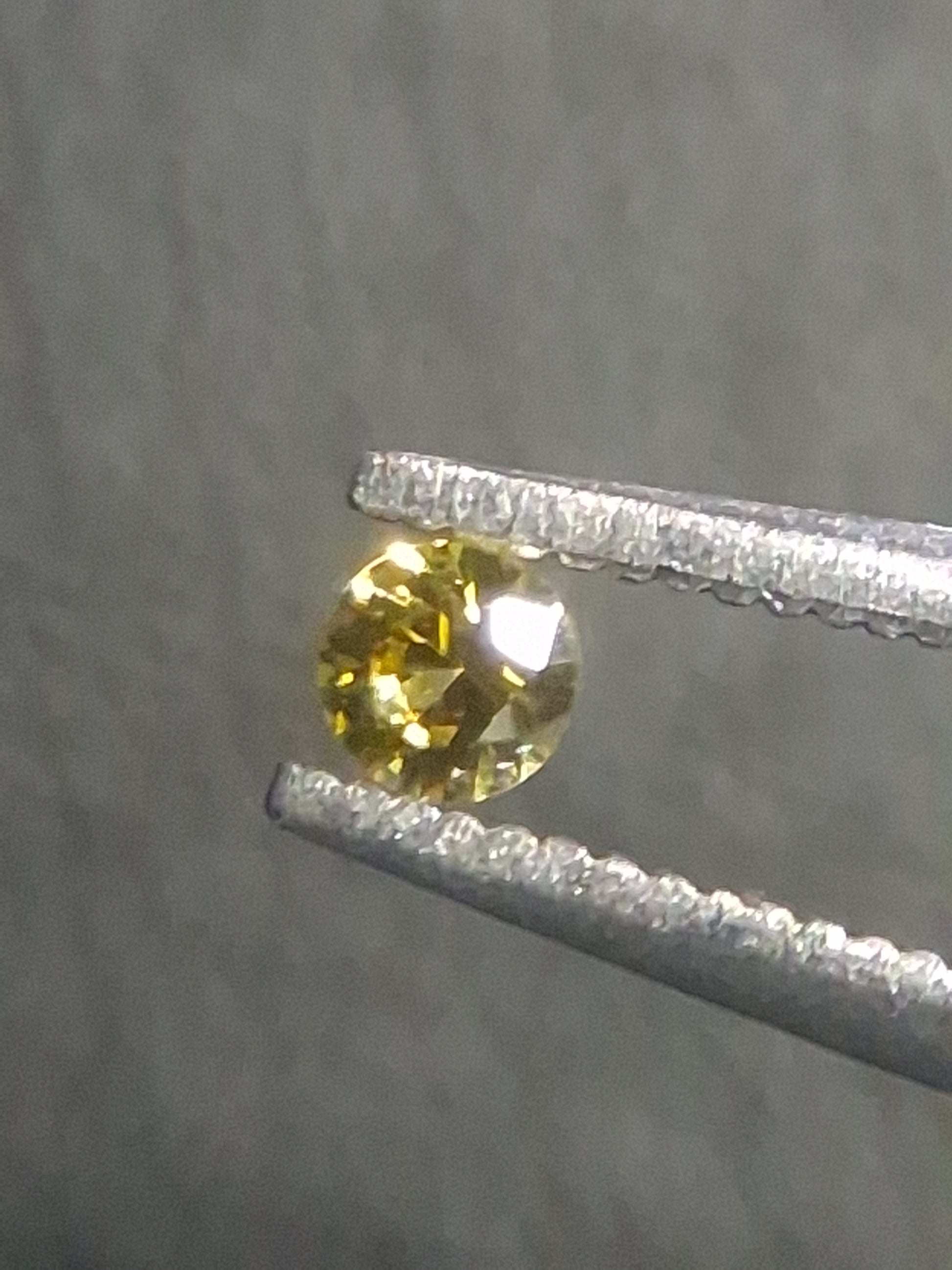 Natural Yellow Sapphire - 0.040 ct -2 mm Round cut - heated - Africa - Natural Gems Belgium