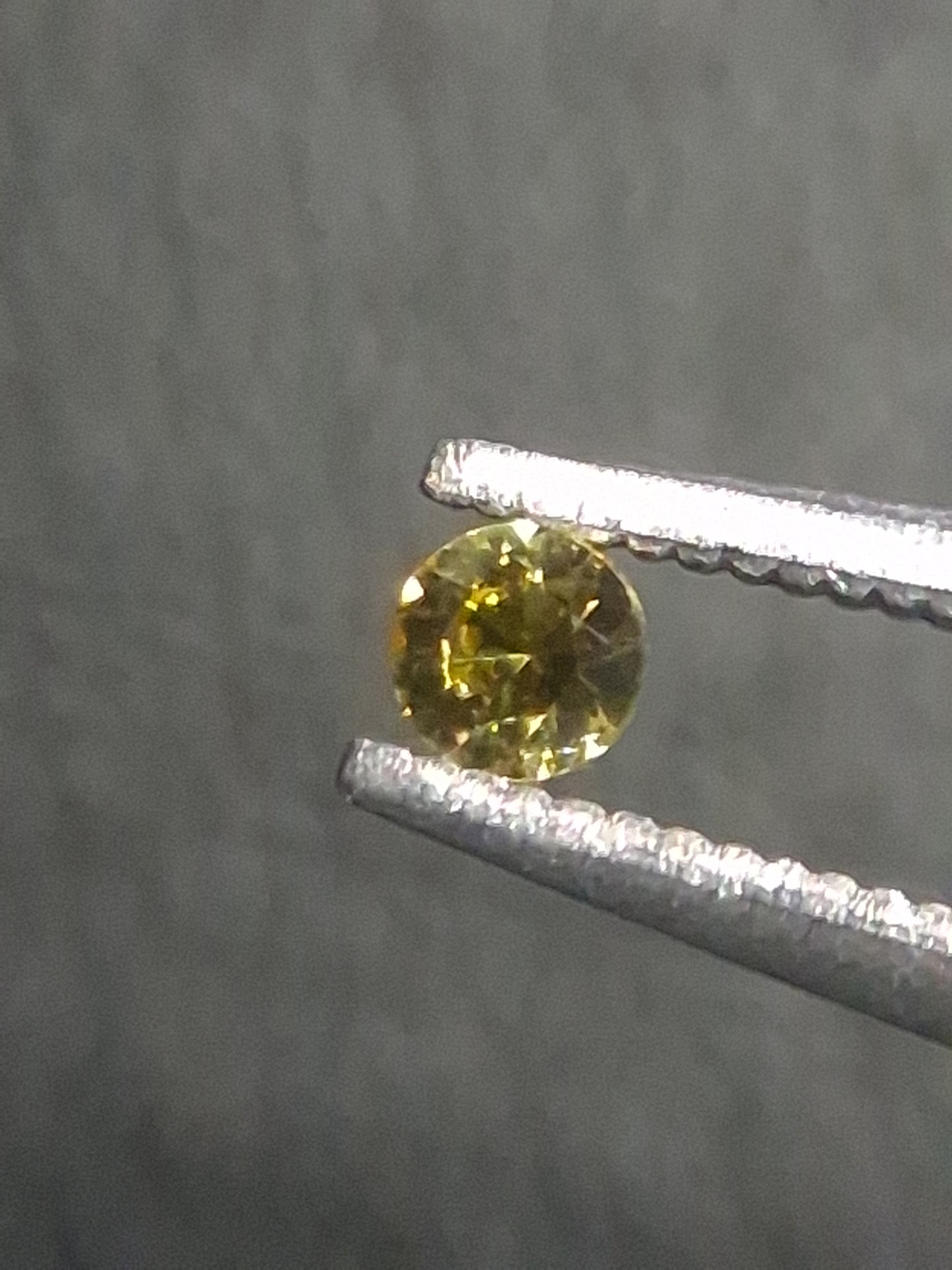 Natural Yellow Sapphire - 0.040 ct -2 mm Round cut - heated - Africa - Natural Gems Belgium