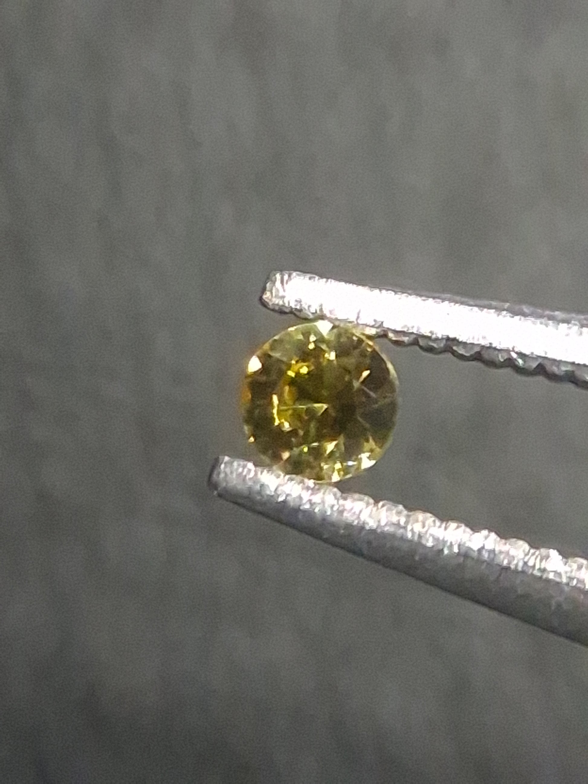 Natural Yellow Sapphire - 0.040 ct -2 mm Round cut - heated - Africa - Natural Gems Belgium