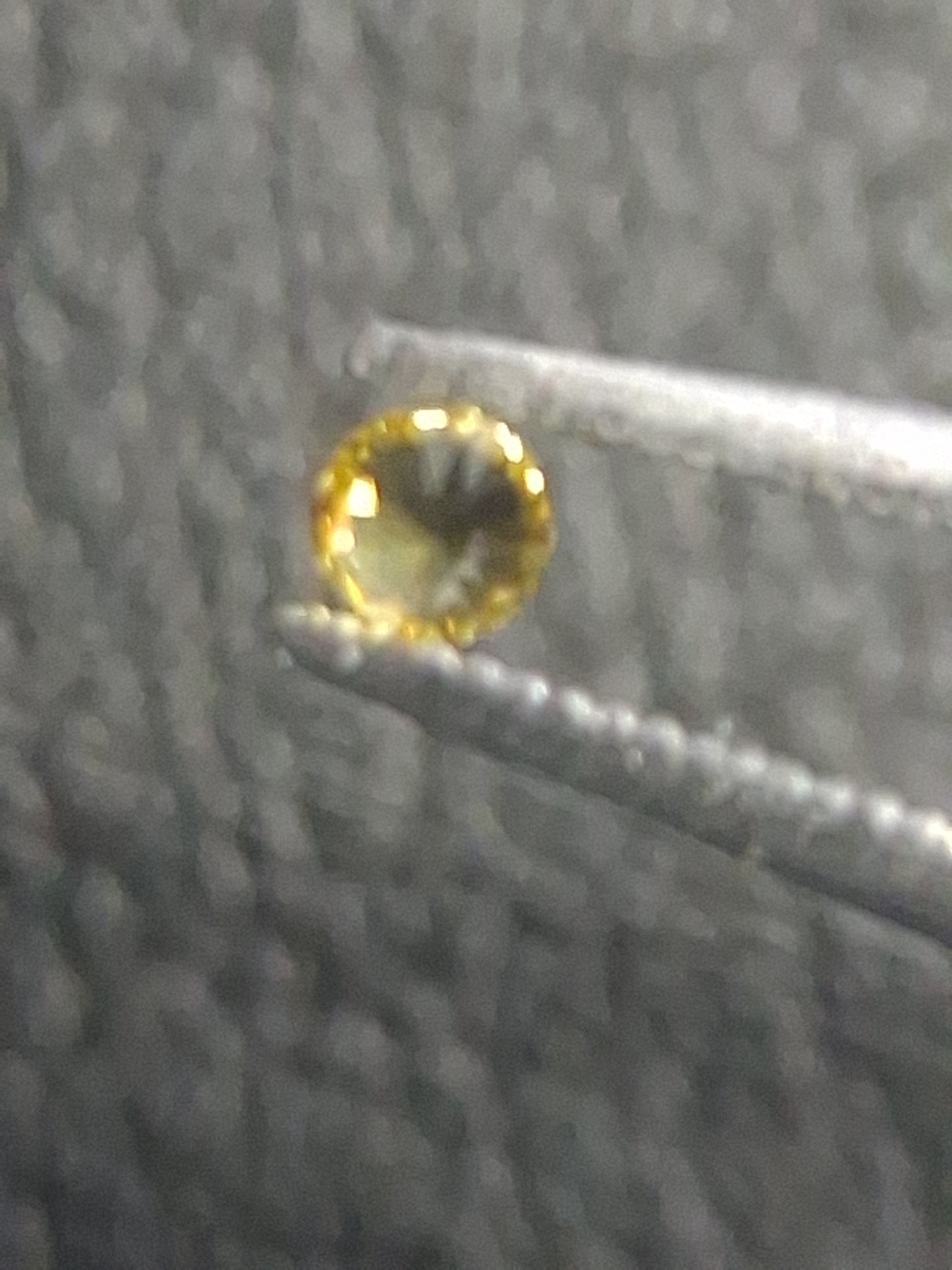 Natural Yellow Sapphire - 0.040 ct -2 mm Round cut - heated - Africa - Natural Gems Belgium