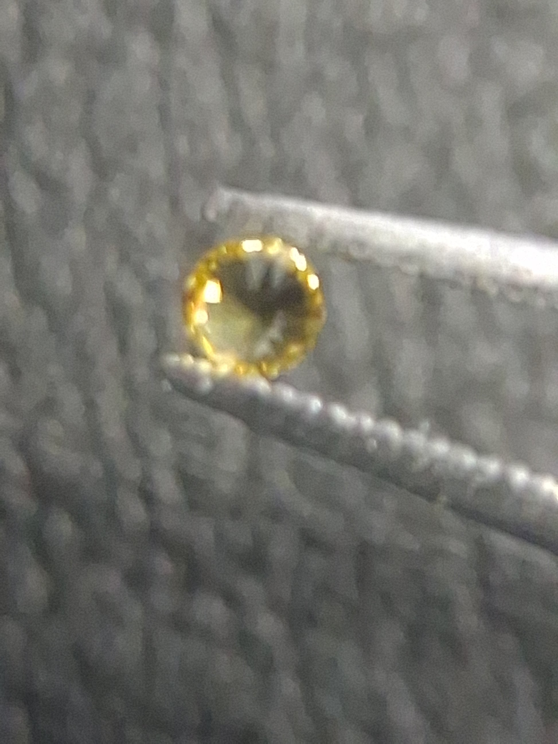 Natural Yellow Sapphire - 0.040 ct -2 mm Round cut - heated - Africa - Natural Gems Belgium