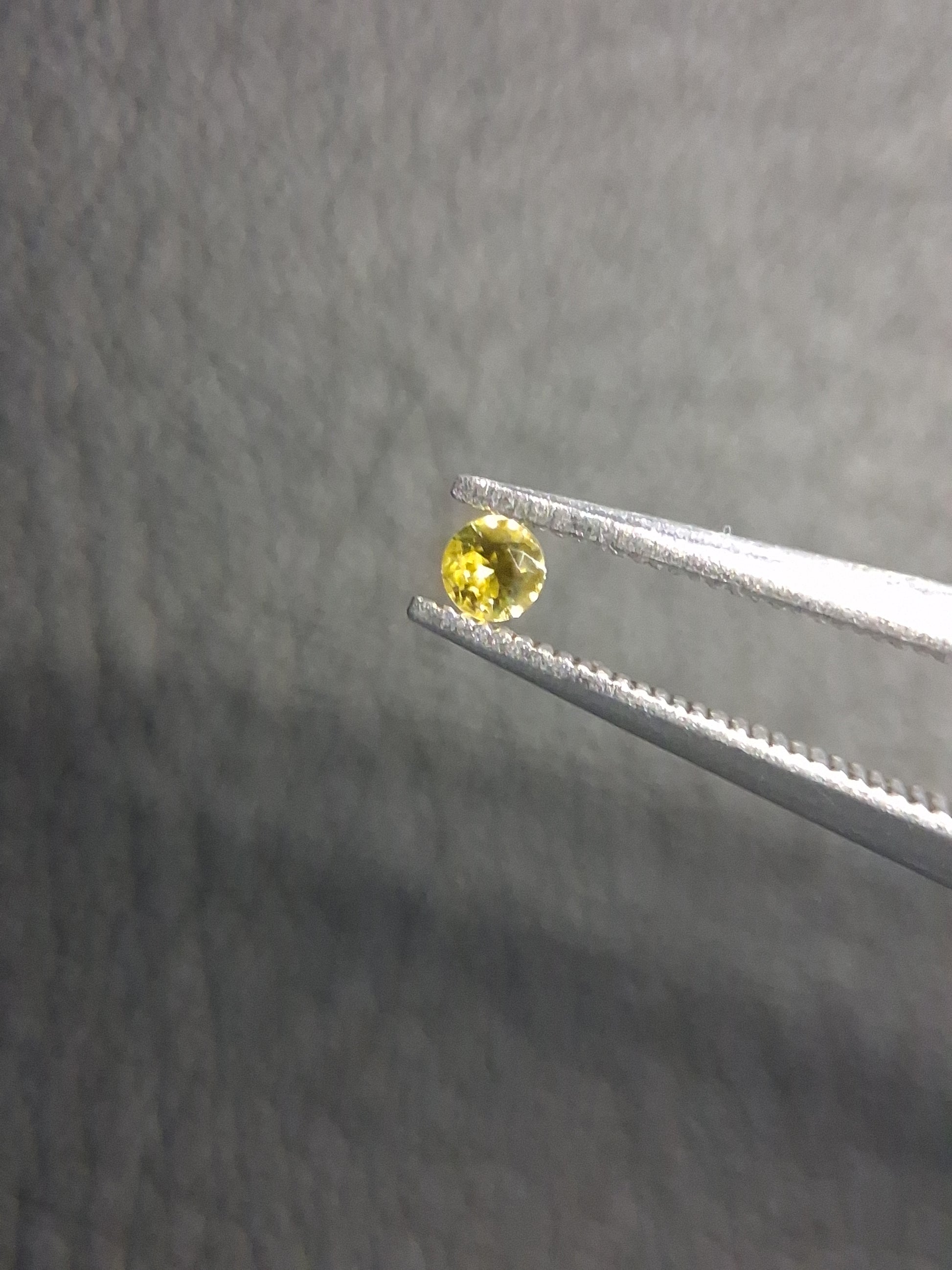 Natural Yellow Sapphire - 0.037 ct -2 mm Round cut - heated - Africa - Natural Gems Belgium