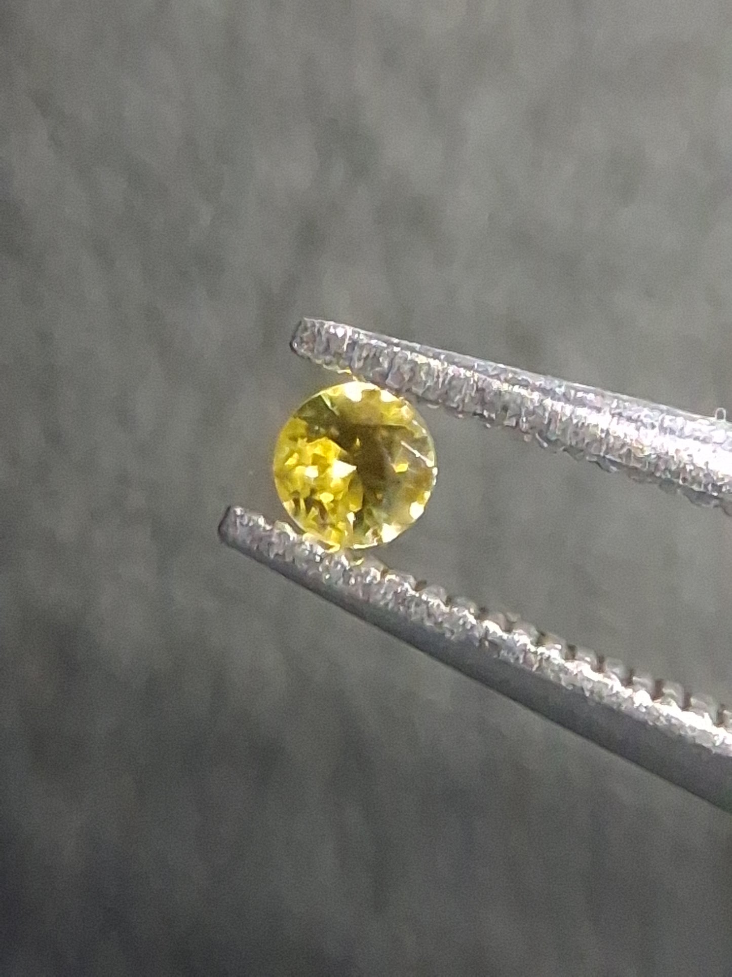 Natural Yellow Sapphire - 0.037 ct -2 mm Round cut - heated - Africa - Natural Gems Belgium