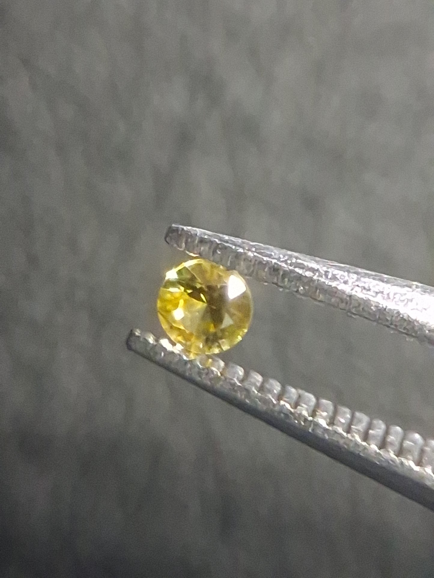 Natural Yellow Sapphire - 0.037 ct -2 mm Round cut - heated - Africa - Natural Gems Belgium