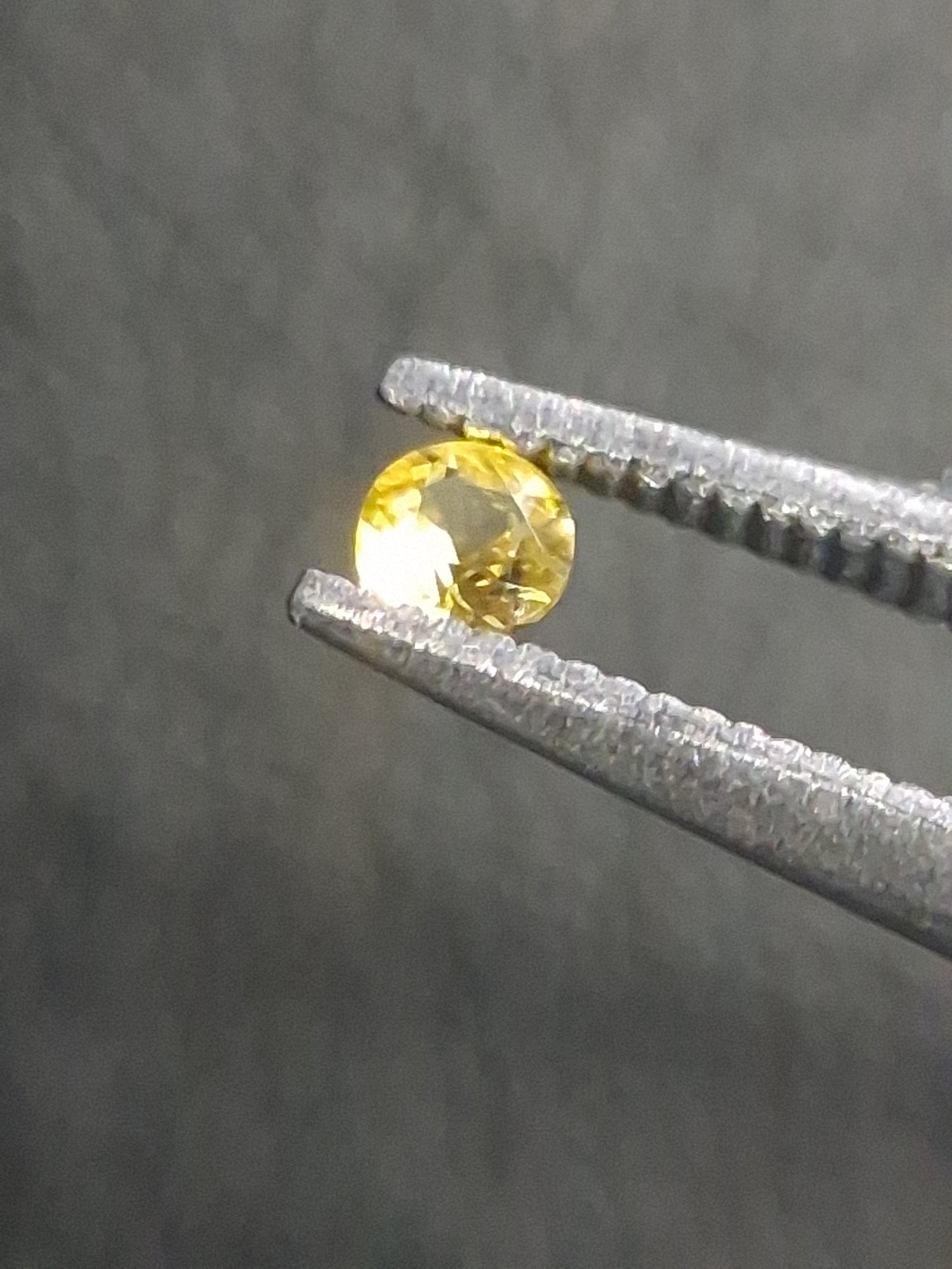 Natural Yellow Sapphire - 0.037 ct -2 mm Round cut - heated - Africa - Natural Gems Belgium