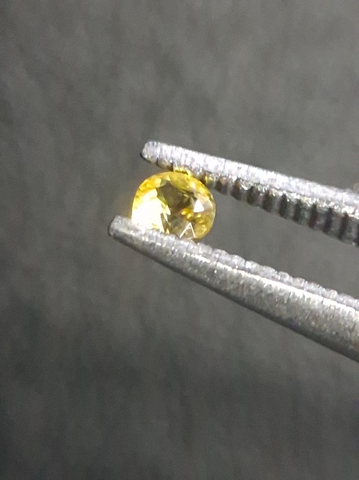 Natural Yellow Sapphire - 0.037 ct -2 mm Round cut - heated - Africa - Natural Gems Belgium