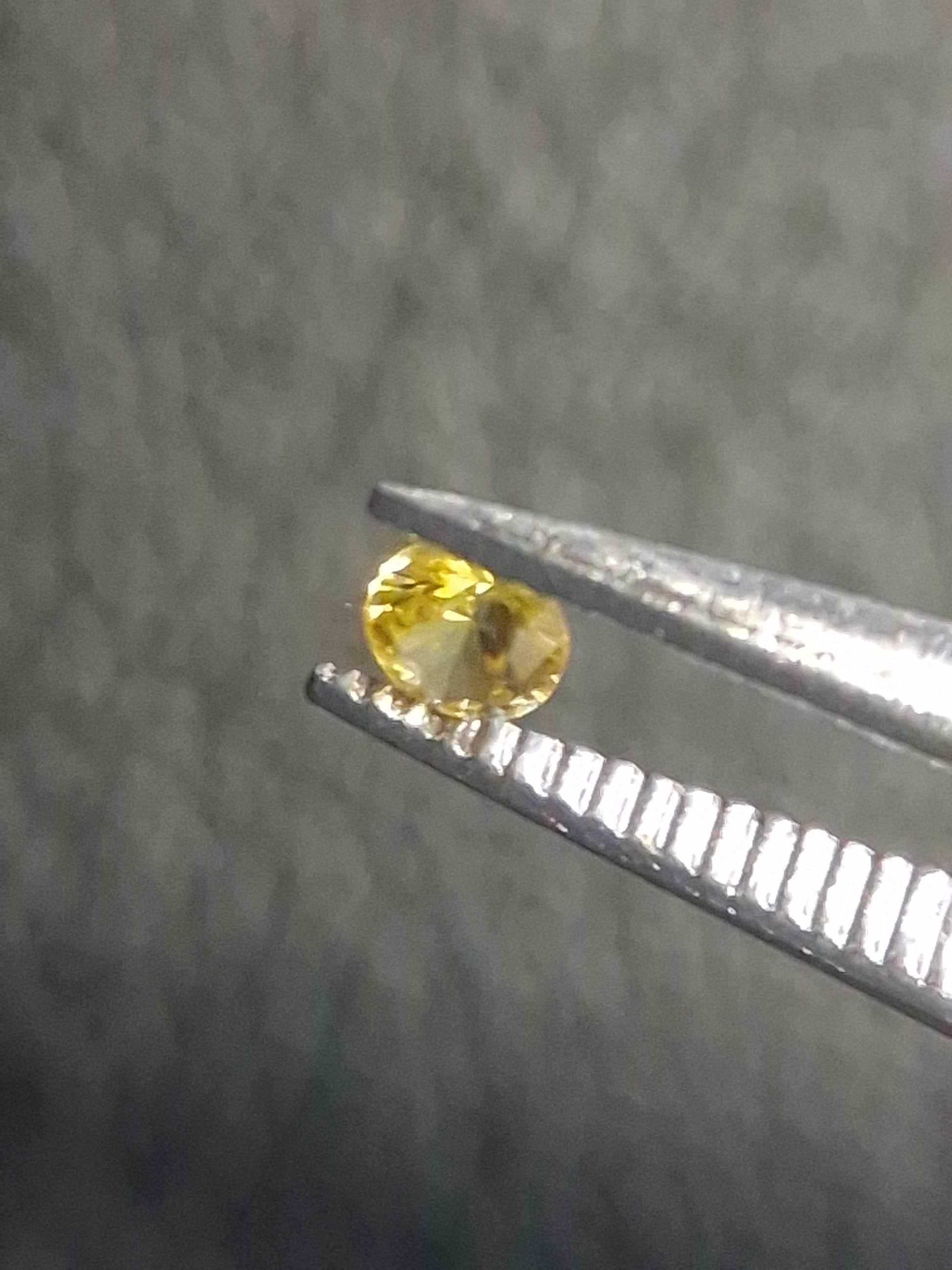 Natural Yellow Sapphire - 0.037 ct -2 mm Round cut - heated - Africa - Natural Gems Belgium