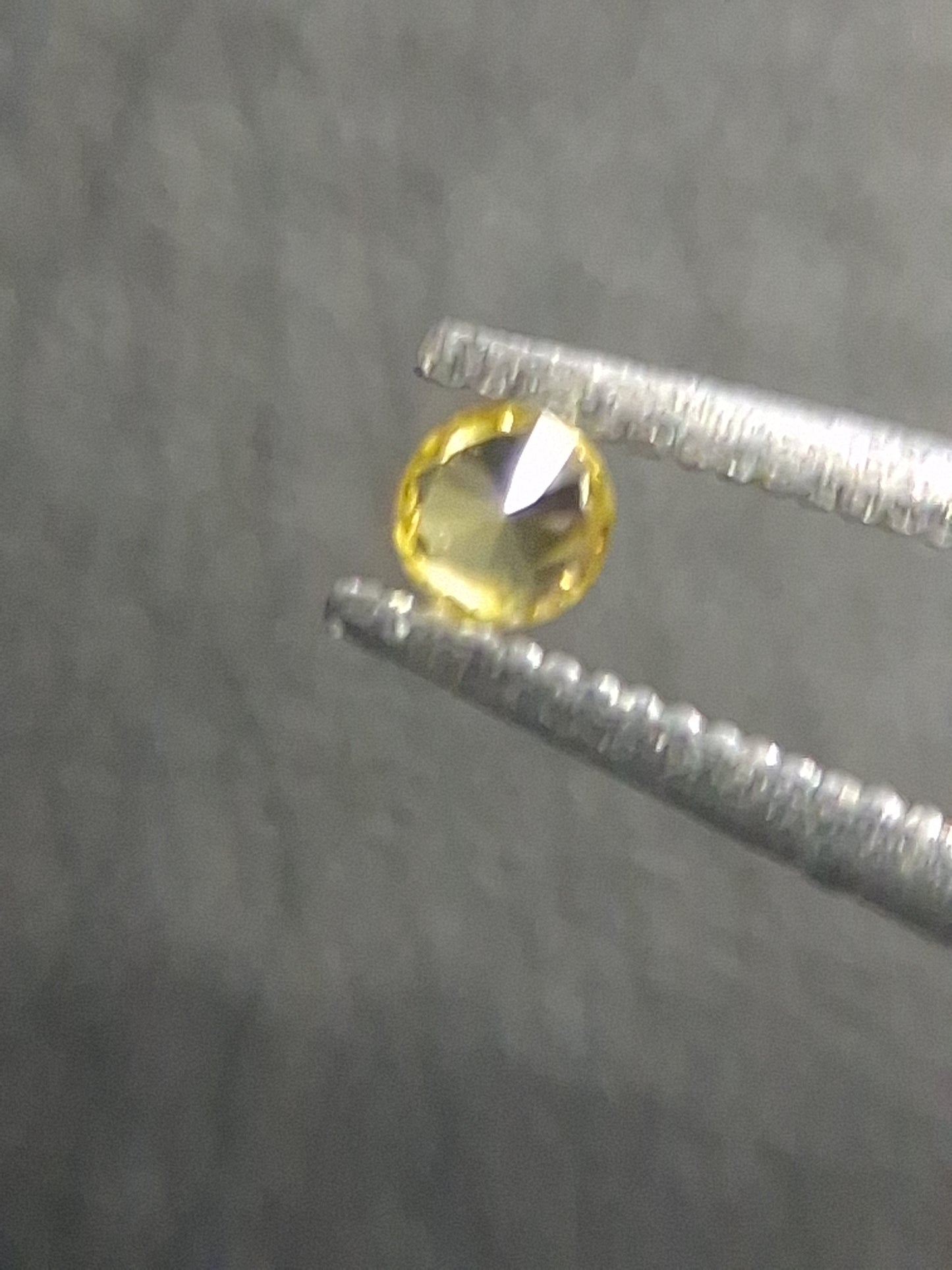 Natural Yellow Sapphire - 0.037 ct -2 mm Round cut - heated - Africa - Natural Gems Belgium